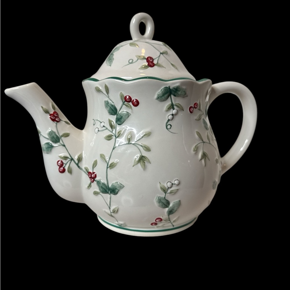 Pfatzgraff Winterberry Sculpted Holiday Tea Pot with lid. (E)